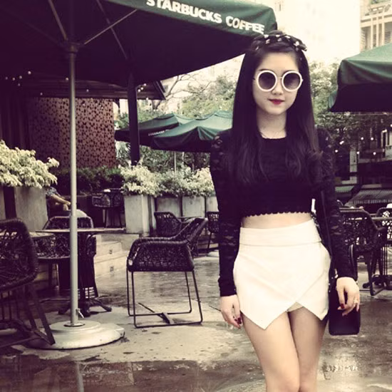  Cô có gương mặt xinh xắn đáng yêu như búp bê, vóc dáng thanh mảnh rất dễ mặc đồ, lại ăn ảnh. Vì thế, trang bán hàng của cô luôn đông người theo dõi, khách hàng vừa ngắm đồ vừa ngắm cô chủ.