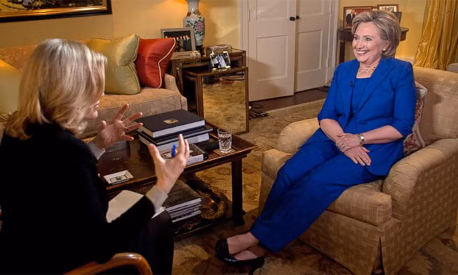 Cùng ngắm Hillary Clinton trong loại trang phục yêu thích của bà.