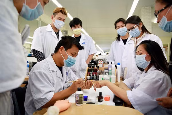 Thảm cảnh bệnh tật đe dọa người Việt làm móng ở Mỹ - Hình 2 Thảm cảnh bẹnh tạt de dọa nguòi Viẹt làm móng ỏ Mỹ-Hinh-2