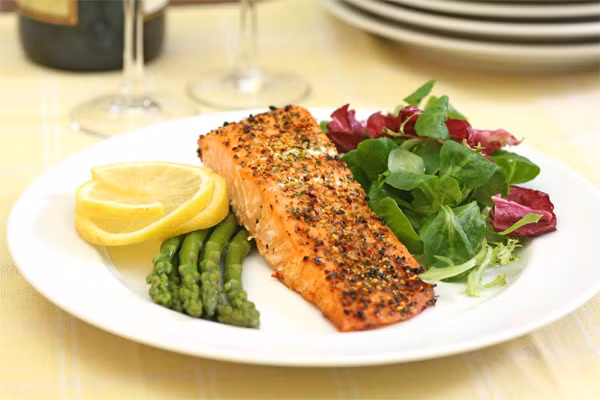 Nếu bạn đang ăn một chế độ ăn uống có quá nhiều carbohydrate bạn có thể giảm hoặc cắt bỏ hoàn toàn carbohydrate trong chế độ ăn uống. Dần dần giảm lượng carbs trong chế độ ăn uống có thể giúp bạn giảm cân hữu hiệu. 
