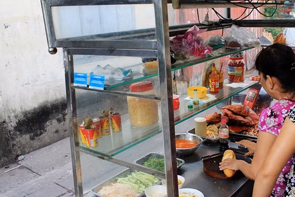 Trên mọi ngõ ngách, bạn dễ dàng tìm mua bánh mì nóng giòn với nhiều loại nhân: chả cá, thịt nguội, phá lấu, xíu mại, cá hộp, trứng, bánh mì que, heo quay, thịt nướng… Giá mỗi ổ từ 8.000 đến 20.000 đồng tùy nhân và khu vực bán. Bạn dễ dàng tìm thấy những ổ bánh mì có giá 10.000 ở khắp nơi, nhiều nhất là khu bánh mì heo quay góc Nơ Trang Long - Chu Văn An, bánh mì thịt nướng hay bánh mì chả cá dọc đường Điện Biên Phủ, quận Bình Thạnh hay trước cổng trường học…
