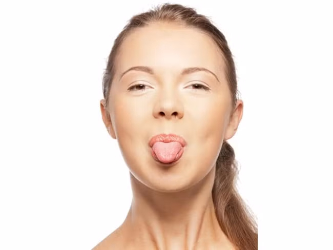 Lưỡi - bộ phận cơ thể bẩn bậc nhất. Bạn có thể quên đánh răng nhưng không thể quên vệ sinh lưỡi mỗi sáng. Đây là nơi cư ngụ của nhiều vi khuẩn, có thể lây lan sang các bộ phận khác. Cạo lưỡi thường xuyên mỗi ngày để tránh nguy cơ nhiễm trùng nướu, sâu răng và nhiều vấn đề răng miệng khác.