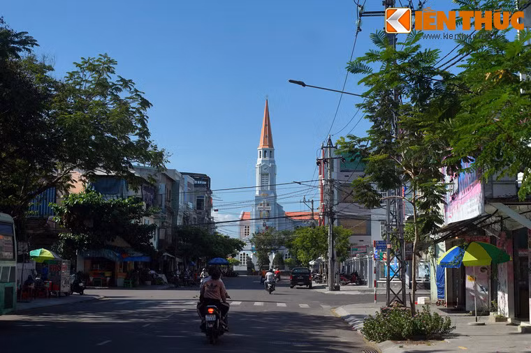 Nằm ở số 122 Trần Hưng Đạo, Nhà thờ chính tòa Qui Nhơn hay có tên nhà thờ Nhọn là công trình kiến trúc độc đáo.