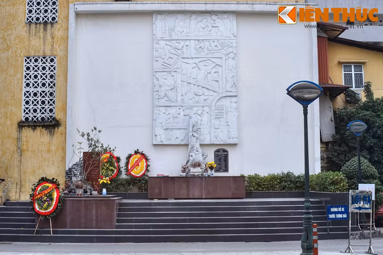 Một đài tưởng niệm đã được xây dựng ở phía trước tòa nhà hành chính của bệnh viện để tưởng nhớ các y bác sĩ hi sinh trong các vụ ném bom của Mỹ.