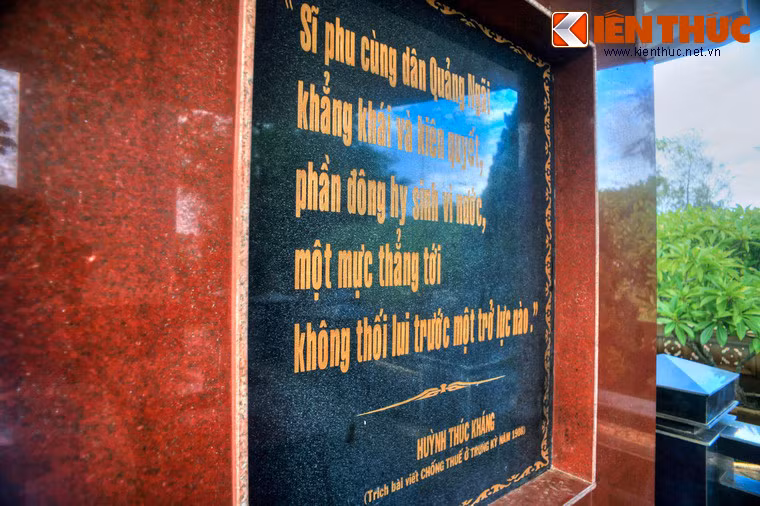 Bình phong sau mộ có dòng chữ "Sĩ phu cùng dân Quảng Ngãi khẳng khái và kiên quyết, phần đông hy sinh vĩ nước, một mực thẳng tới, không thối lui trước một trở lực nào", trích từ bài viết trong phong trào chống thuế ở Trung Kỳ năm 1908 của cụ Huỳnh.