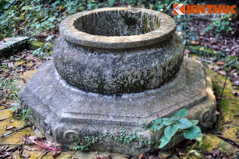 Giếng có cấu tạo gồm hai phần: Phần dưới là bệ đá tám cạnh nguyên khối, phần trên là cổ giếng dạng tròn, tạo dáng thắt cổ bồng như lư hương, được đặt khít với phần bệ. Cách tạo hình này tương đồng với giếng chùa Báo Thiên ở Hà Nội - chiếc giếng đá trên 600 tuổi, được coi là cổ nhất Việt Nam.