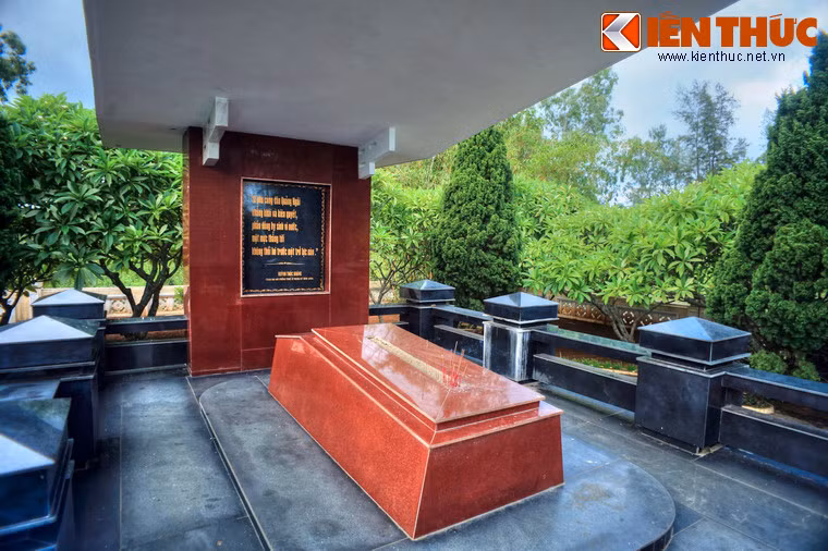 Mộ phần của cụ Huỳnh được ốp đá hoa cương đỏ, nằm trên một tầng nền thấp, xung quanh có lan can.