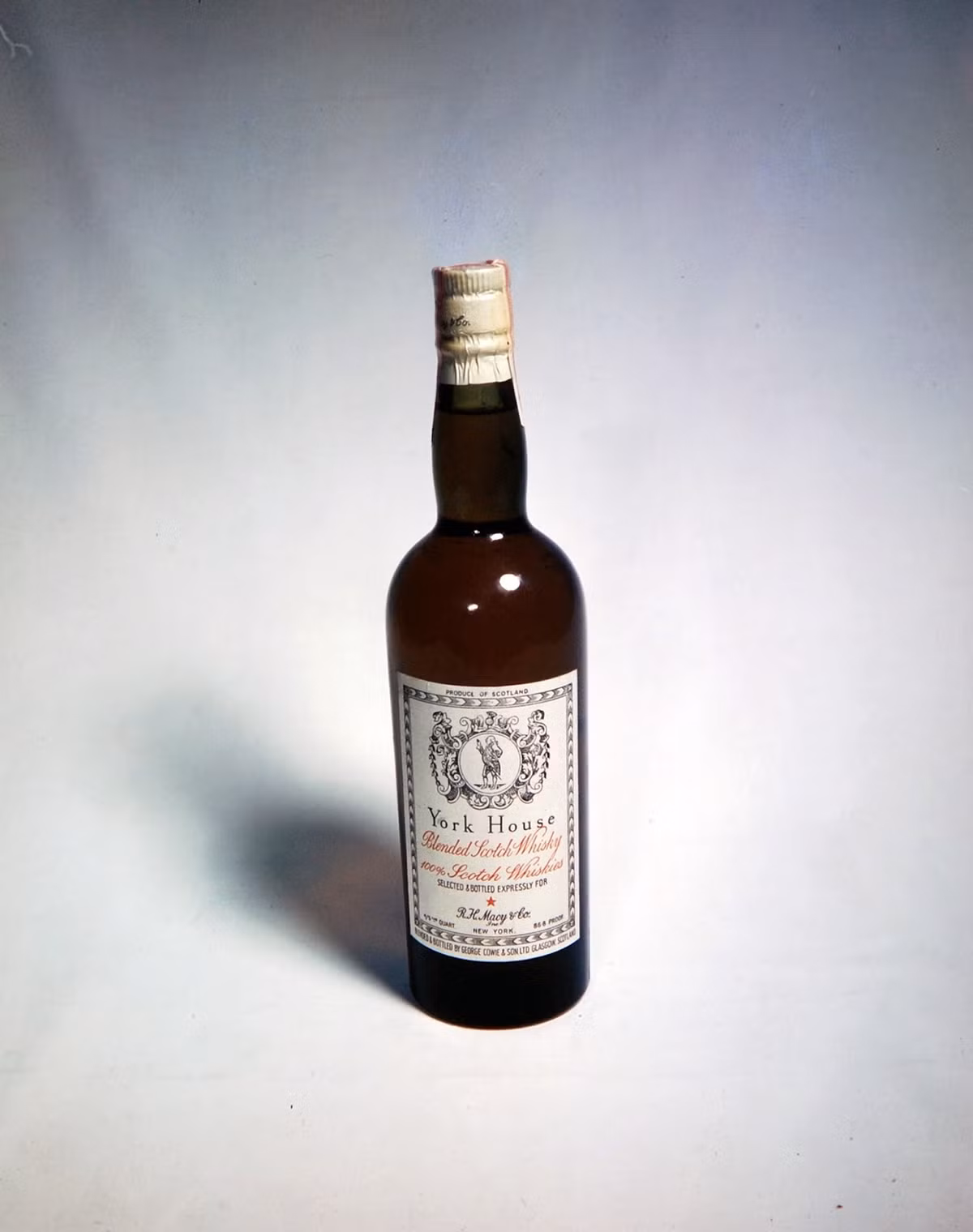 Rượu Whisky Scotch, giá 4,99 USD/chai, bán được 30.000 chai. Ảnh: Life.