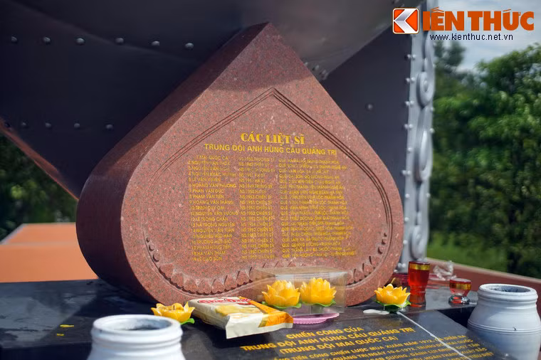 Dưới chân đài tượng niệm có tấm bia khắc tên 19 chiến sĩ hi sinh. Các anh đến từ nhiều tỉnh thành khác nhau, độ tuổi khác nhau, nhưng cùng có chung một lòng yêu nước và niềm tin mãnh liệt vào ngày chiến thắng cuối cùng.