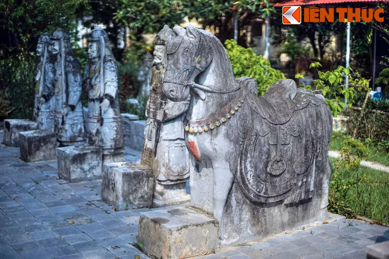 Tượng ngựa được tạo dáng theo thế đứng.