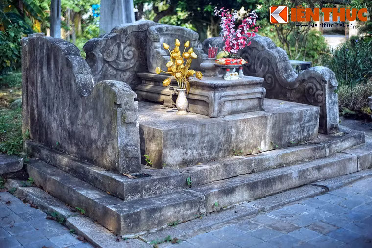 Sau bàn thờ là chiếc ngai lớn, tượng trưng cho địa vị của người nằm dưới huyệt mộ.