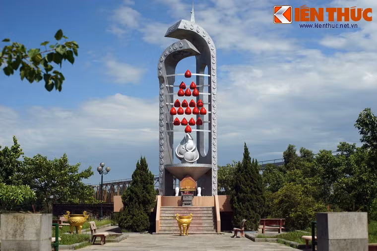 Đến mờ sáng ngày 11/4/1972, đông đảo quần chúng tập trung ở đầu cầu Quảng Trị, hô vang khẩu hiệu đòi được chôn cất các chiến sĩ và tiến thẳng vào nơi đặt thi hài các anh. Địch nổ súng, xô đẩy, dùng báng súng đánh đập nhưng người dân vẫn không lùi bước. Cuộc giằng co diễn ra hơn 5 giờ đồng hồ.