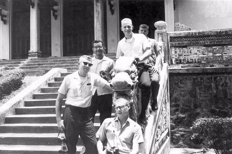Ông Ken Hoggard (ngoài cùng, bên trái) cùng các đồng nghiệp chụp ảnh lưu niệm ở đền Kỷ Niệm. Ảnh: Ken Hoggard.