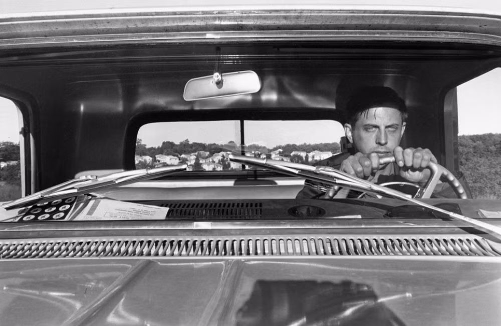 Nhiếp ảnh gia Lee Friedlander đã đặt máy ảnh trên mui xe hơi để chụp bức ảnh seilfie này, New York năm 1966. Ảnh: Vintag.