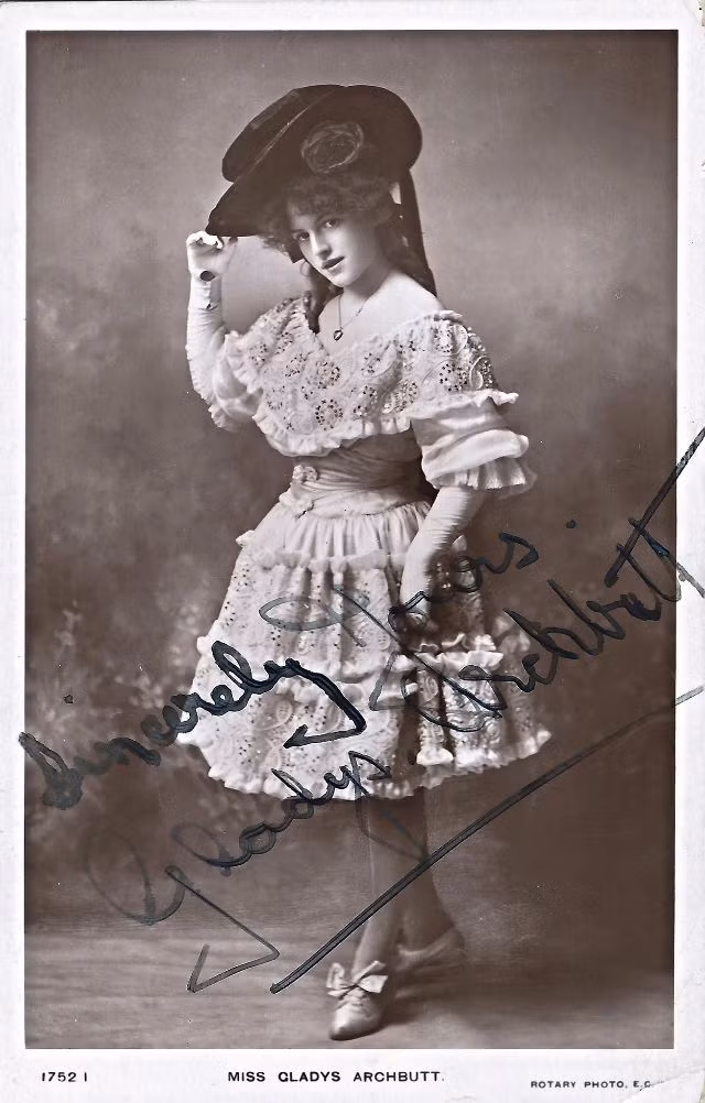 Gladys Archbutt sinh ngày 13/7/1889 tại Twickenham, Middlesex, nước Anh. Cô đã là một ngôi sao khiêu vũ trẻ tuổi trước khi đi theo sự nghiệp hài kịch và âm nhạc. Cô thường có những chuyến lưu diễn xuyên Đại Tây Dương. Ảnh: Vintag.