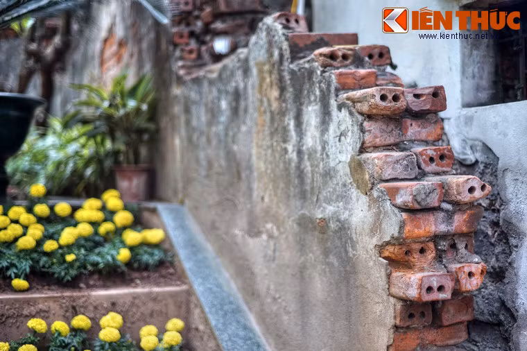 Quanh khuôn viên đài tưởng niệm Khâm Thiên, các mảng tường ghi dấu tích phá hoại của bom Mỹ được lưu giữ nguyên trạng.