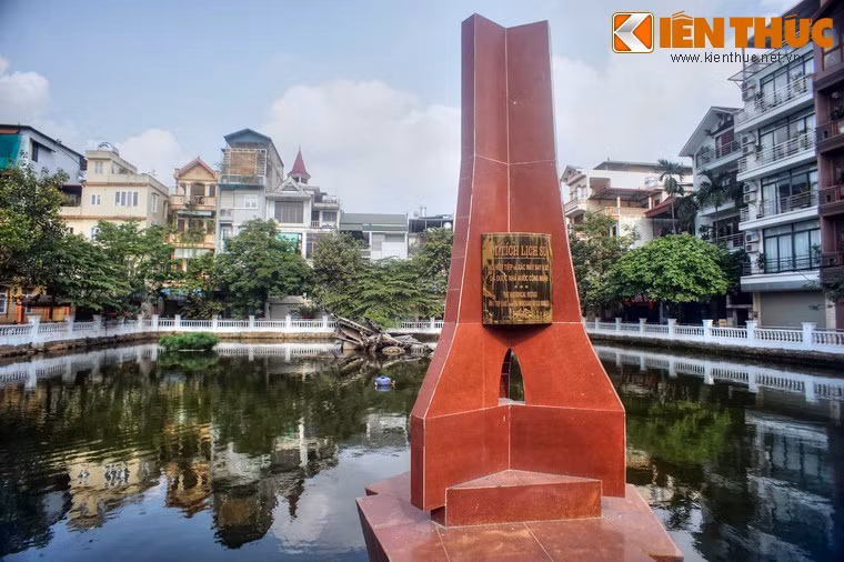 Theo đó, ngày 27/12/1972 một "pháo đài bay" B-52 của đế quốc Mỹ bị Tiểu đoàn 72, Trung đoàn 285 tên lửa phòng không Quân đội Nhân dân Việt Nam bắn và một phần xác của nó rơi xuống hồ Hữu Tiệp.
