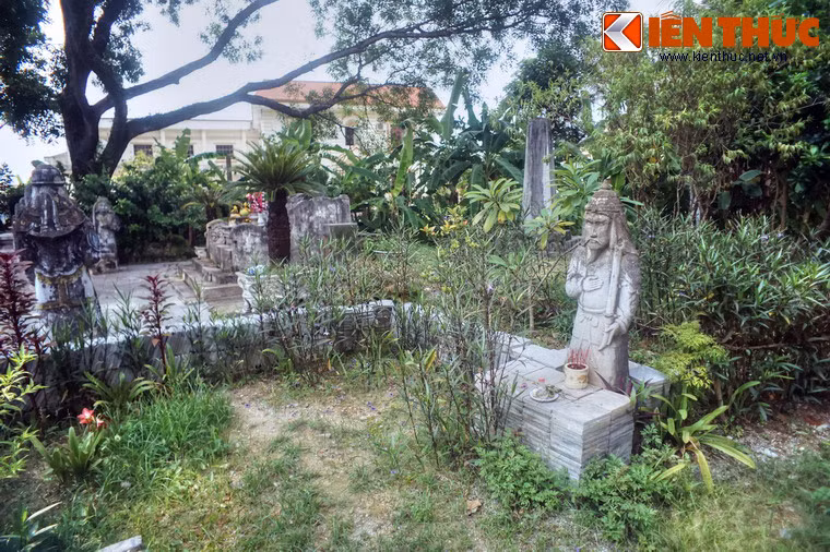Tượng lính canh ở lăng Quận Mãn. So với các quan võ, trang phục của người lính đơn giản hơn nhiều.