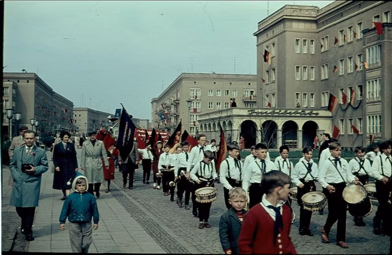 Diễu hành trong một sự kiện chính trị ở Stalinstadt. Ảnh: Normann Flickr.