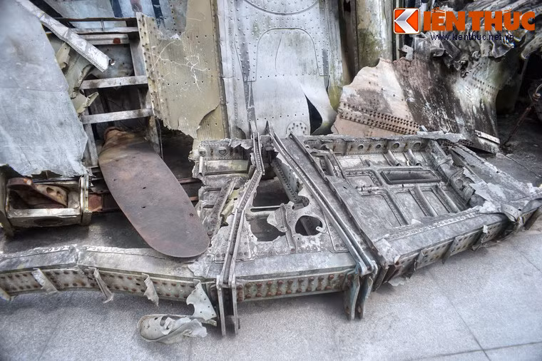 Một số hình ảnh khác về "nấm mồ" máy bay Pháp - Mỹ giữa trung tâm Hà Nội.