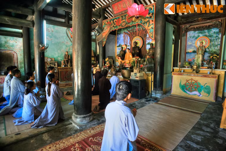 Chùa Hải Tạng thờ cả Phật và các thánh thần theo tập quán tâm linh địa phương. Điều này vừa đáp ứng nhu cầu tín ngưỡng của ngư dân trong vùng, vừa khiến chùa trờ thành nơi là nơi thương thuyền các nước tín ngưỡng Phật giáo ghé vào hành lễ, cầu nguyện.