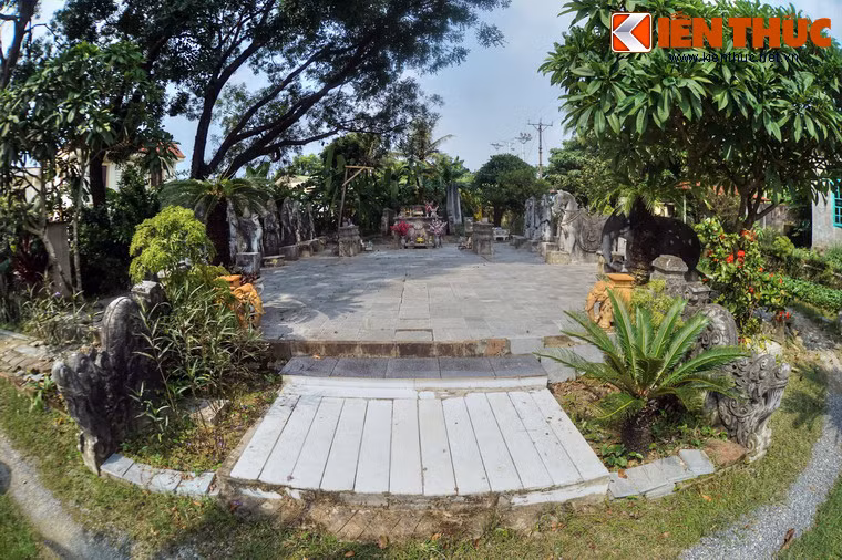 Xưa kia khu lăng đá Quận Mãn từng có một ngôi đình che phía trên, nhưng đã bị phá hủy theo thời gian, nay chỉ còn lưu dấu lại các chân cột đá.
