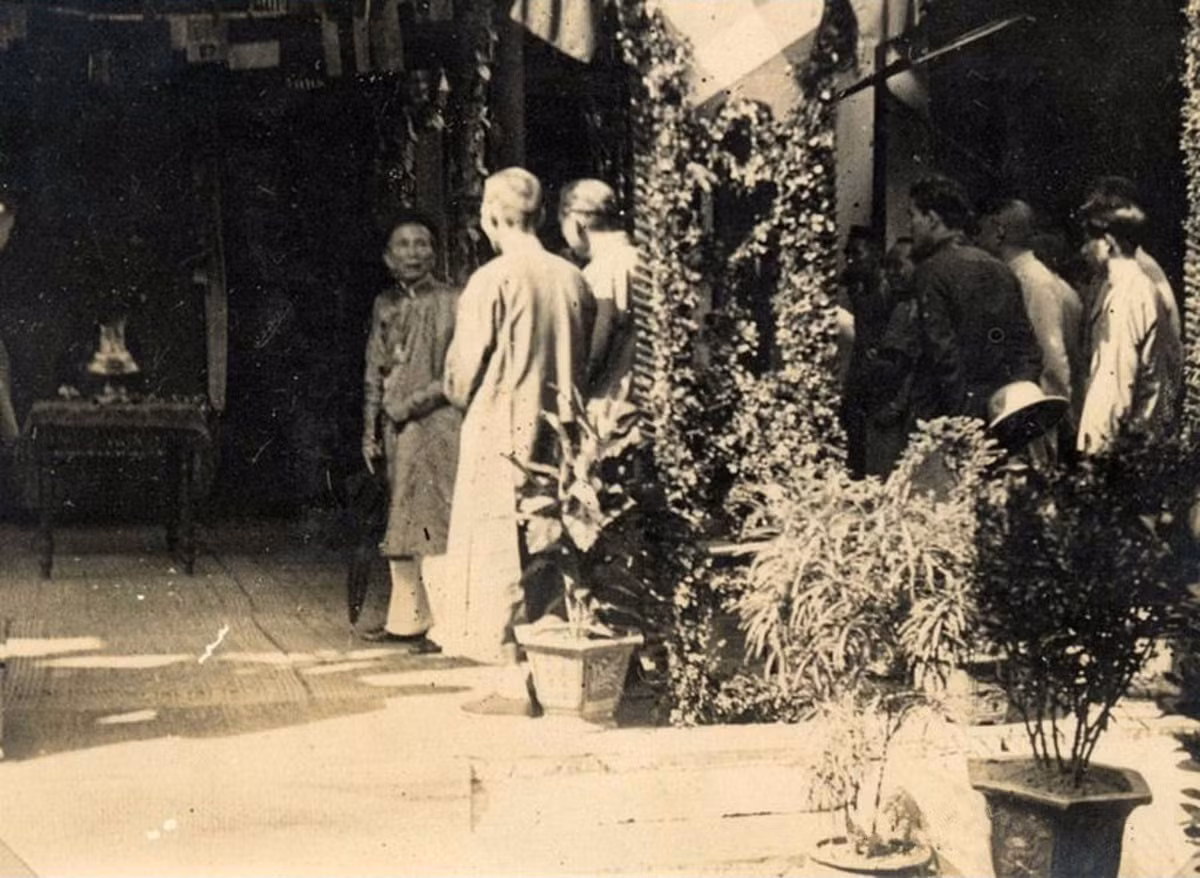 Vua Bảo Đại thăm chùa Ông Thu Xà của người Hoa ở Quảng Ngãi, tháng 1/1933. Trong ảnh, quan đại thần Nguyễn Hữu Bài đang trò chuyện với hai bang trưởng người Hoa tại chùa Thu Xà. Ảnh: Sogny-Marien.