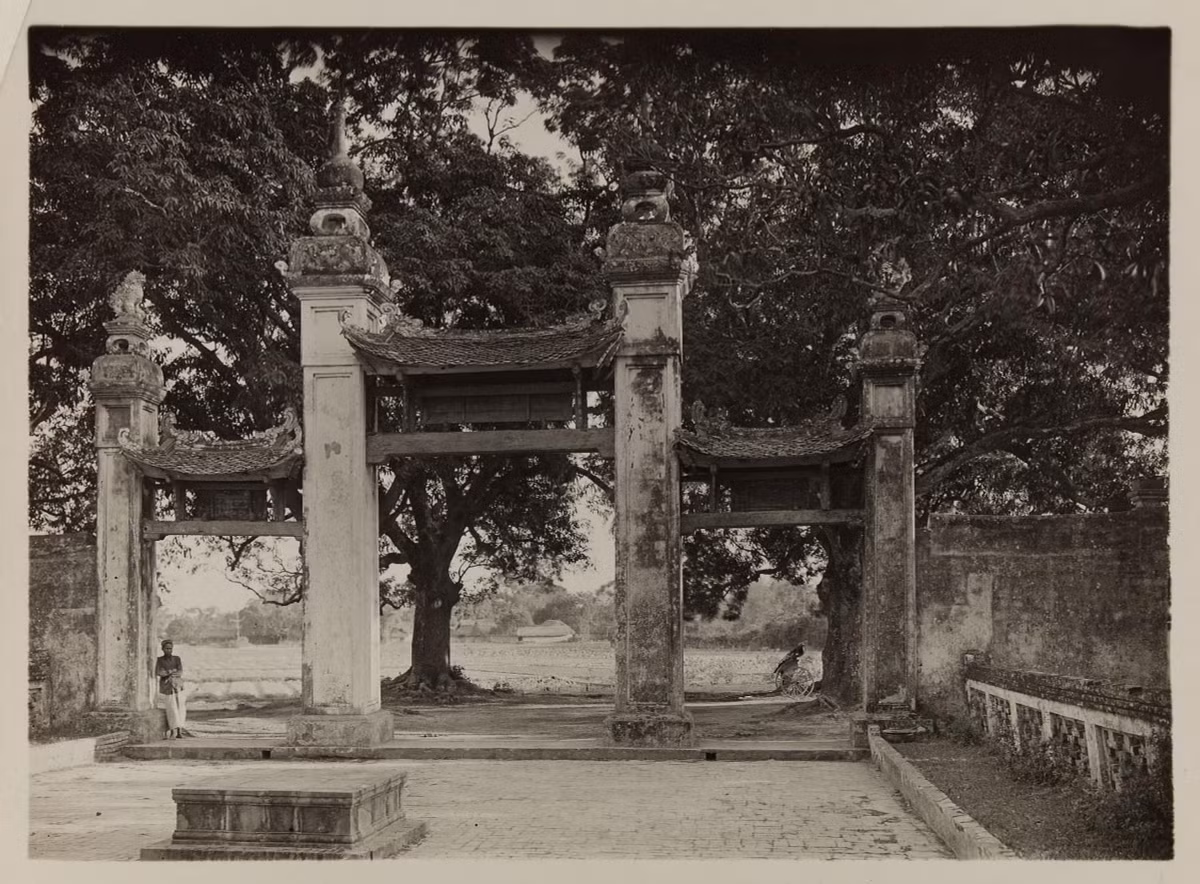 Cổng chùa Láng ở Hà Nội. Ảnh: Paris.fr.