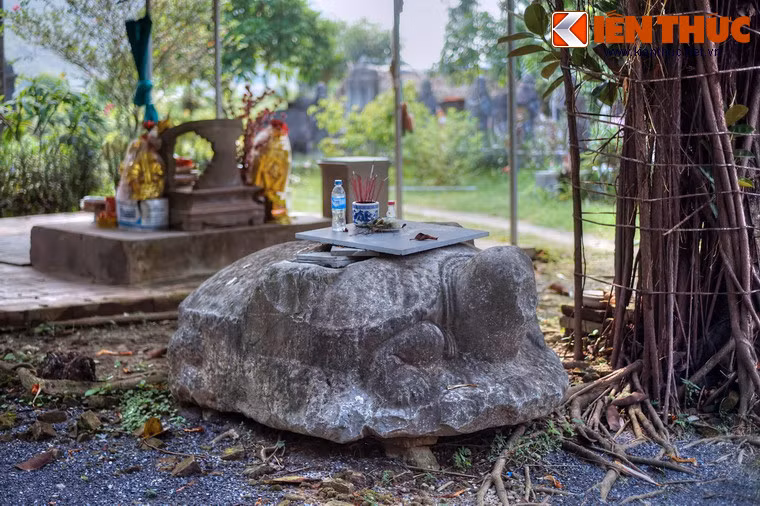 Cạnh lối vào mộ có một tượng rùa chiều dài gần 1,5m, rộng 1m, cao hơn 50cm.