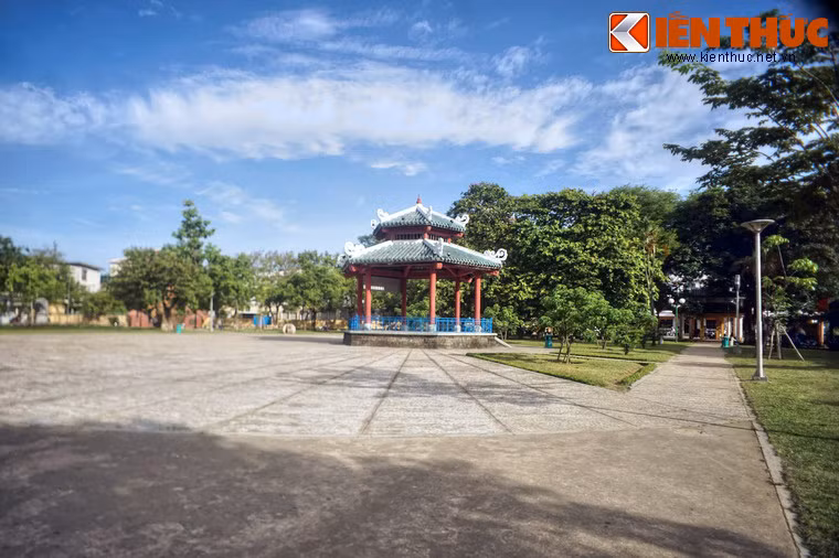 Nằm ở công viên 3/2, bên bờ sông Hương thơ mộng, nhà kèn Huế là một địa điểm lịch sử ghi dấu nhiều kỷ niệm đẹp của người dân đất Cố đô.