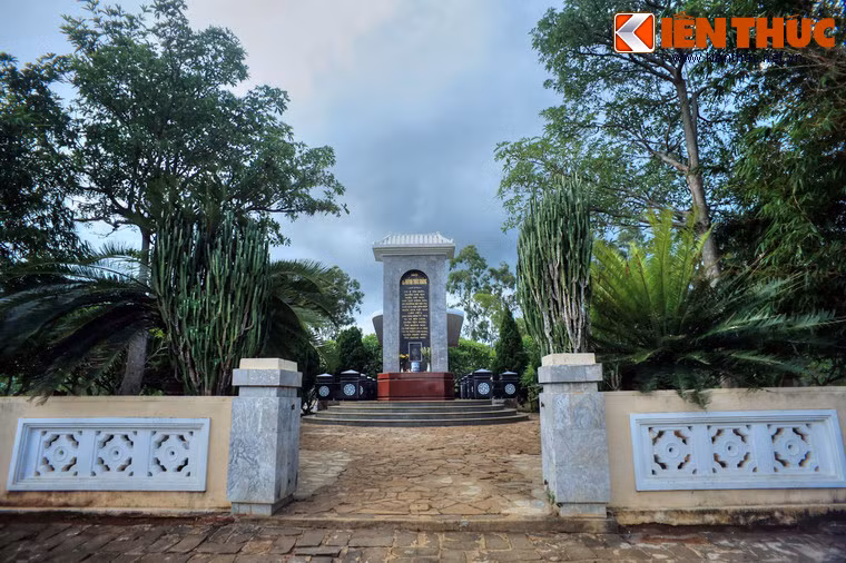  Cụ Huỳnh Thúc Kháng (1876-1947) là nhà yêu nước lỗi lạc của Việt Nam trong giai đoạn thực Pháp đô hộ. Sau khi mất, cụ được an táng trên đỉnh núi Thiên Ấn (xã Tịnh Ấn, huyện Sơn Tịnh, tỉnh Quảng Ngãi), ngọn núi được coi là biểu tượng của đất Quảng Ngãi.
