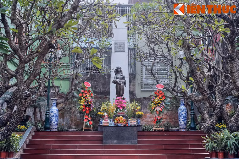 Trung tâm của đài tưởng niệm Khâm Thiên là bức tượng do họa sĩ Nguyễn Tự lấy nguyên mẫu từ châu dung một phụ nữ Hà Nội đã bị chết ở chân cầu thang nhà số 47 sau trận ném bom của Mỹ. Bức tượng được tạo hình ngay sau khi họa sĩ chứng kiến cảnh đổ nát tang thương ở phố Khâm Thiên.