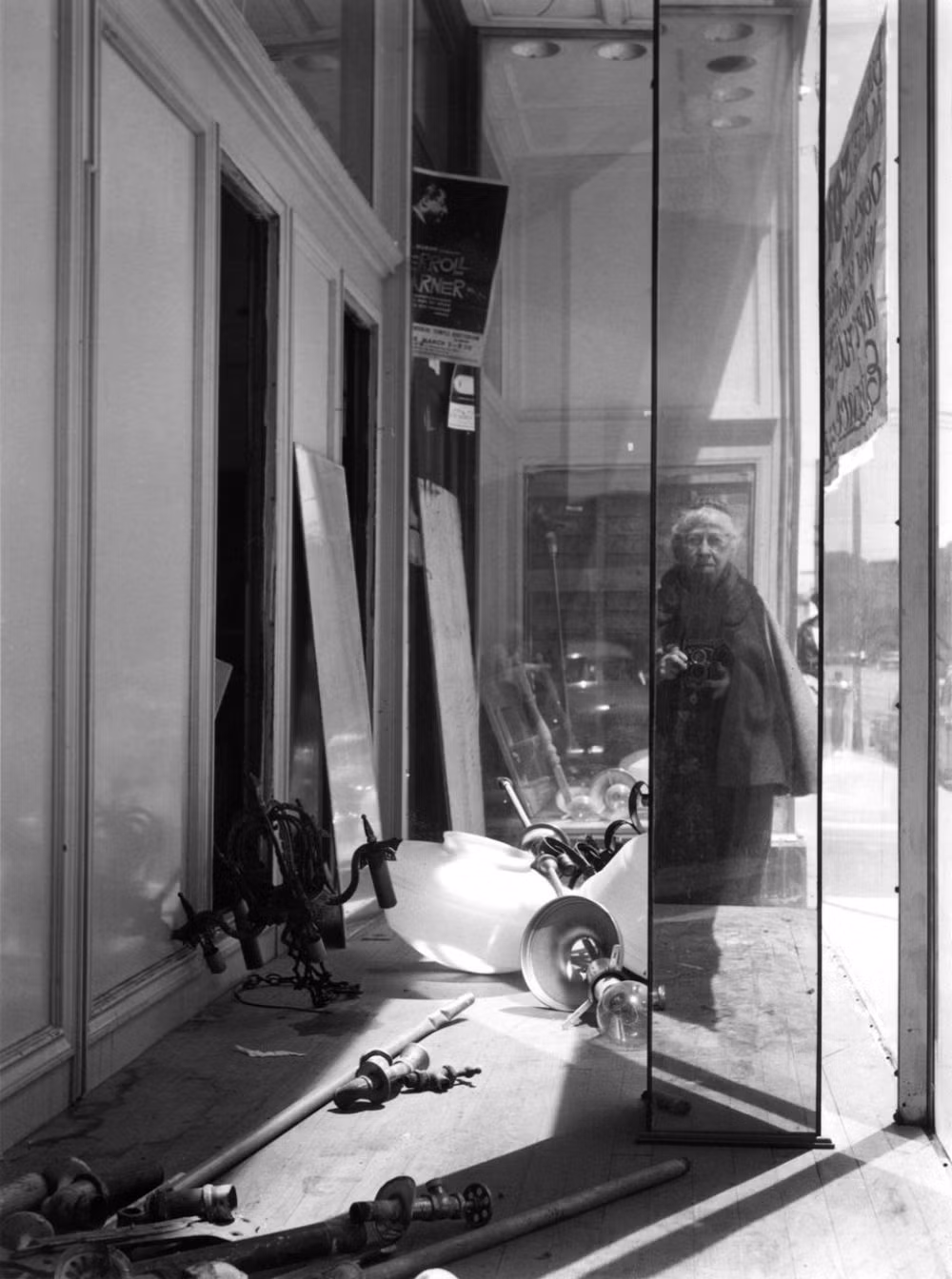 Ảnh tự sướng chụp qua tấm gương trên phố Geary của Imogen Cunningham, 1958. Ảnh: Vintag.