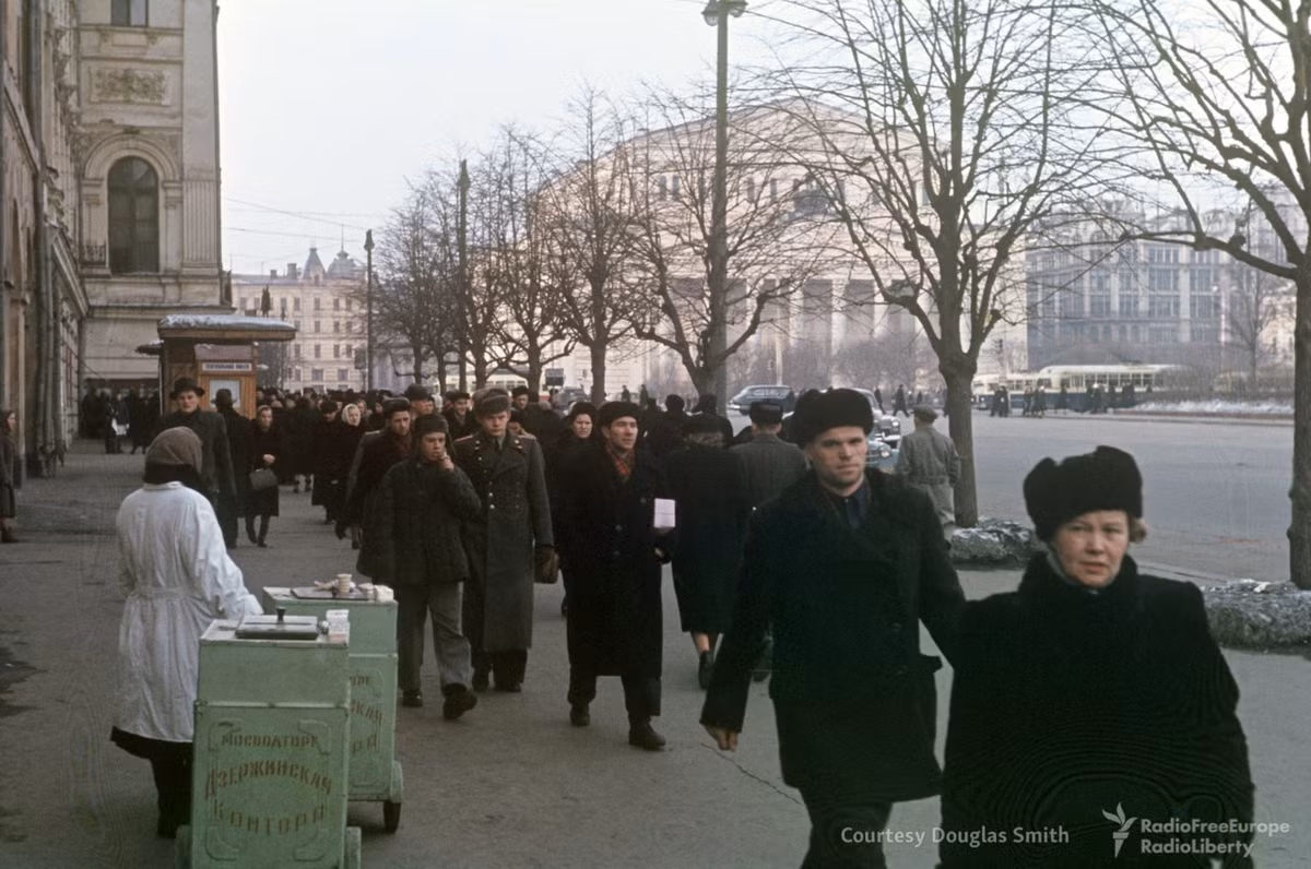Quầy hàng kem ở Quảng trường Sverdlov. Ảnh: Russiatrek.org.