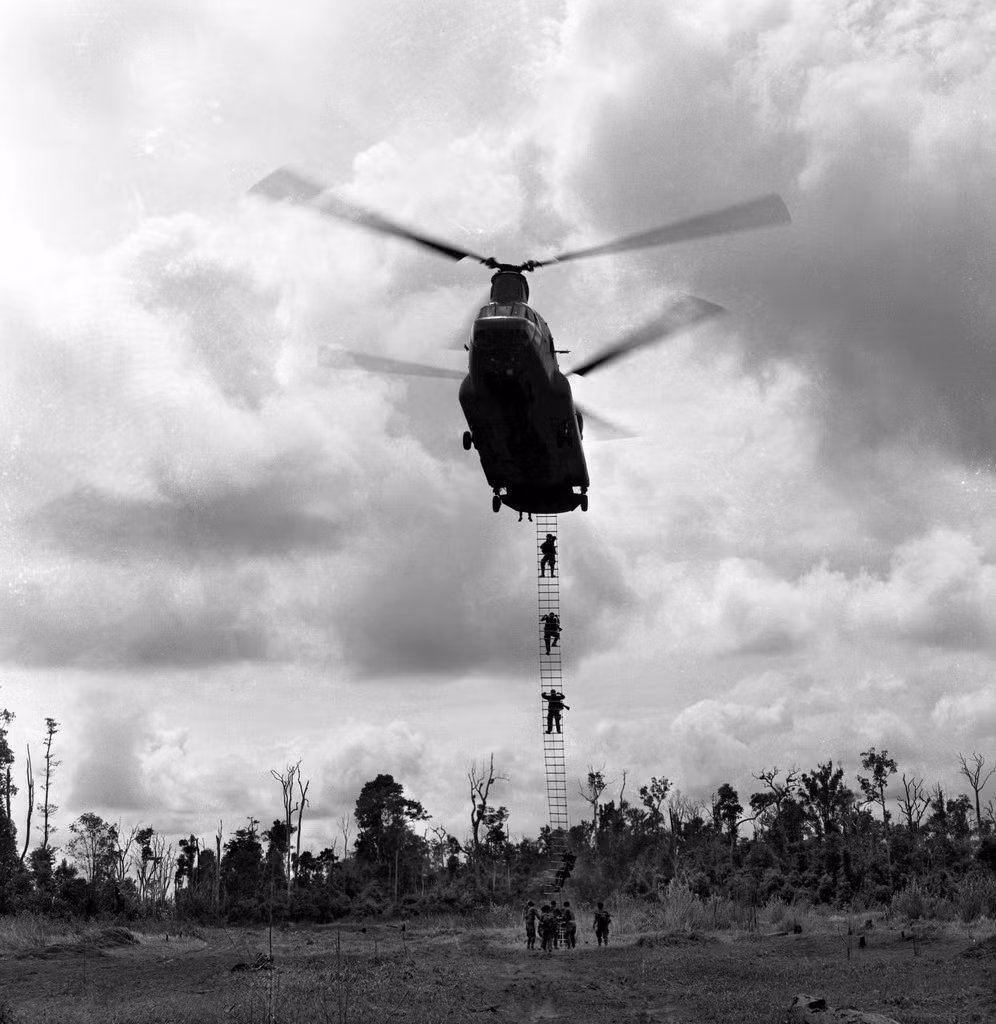 Nhóm lính Mỹ leo lên trực thăng Chinook bằng thang dây. Ảnh: Conrad Leighton.