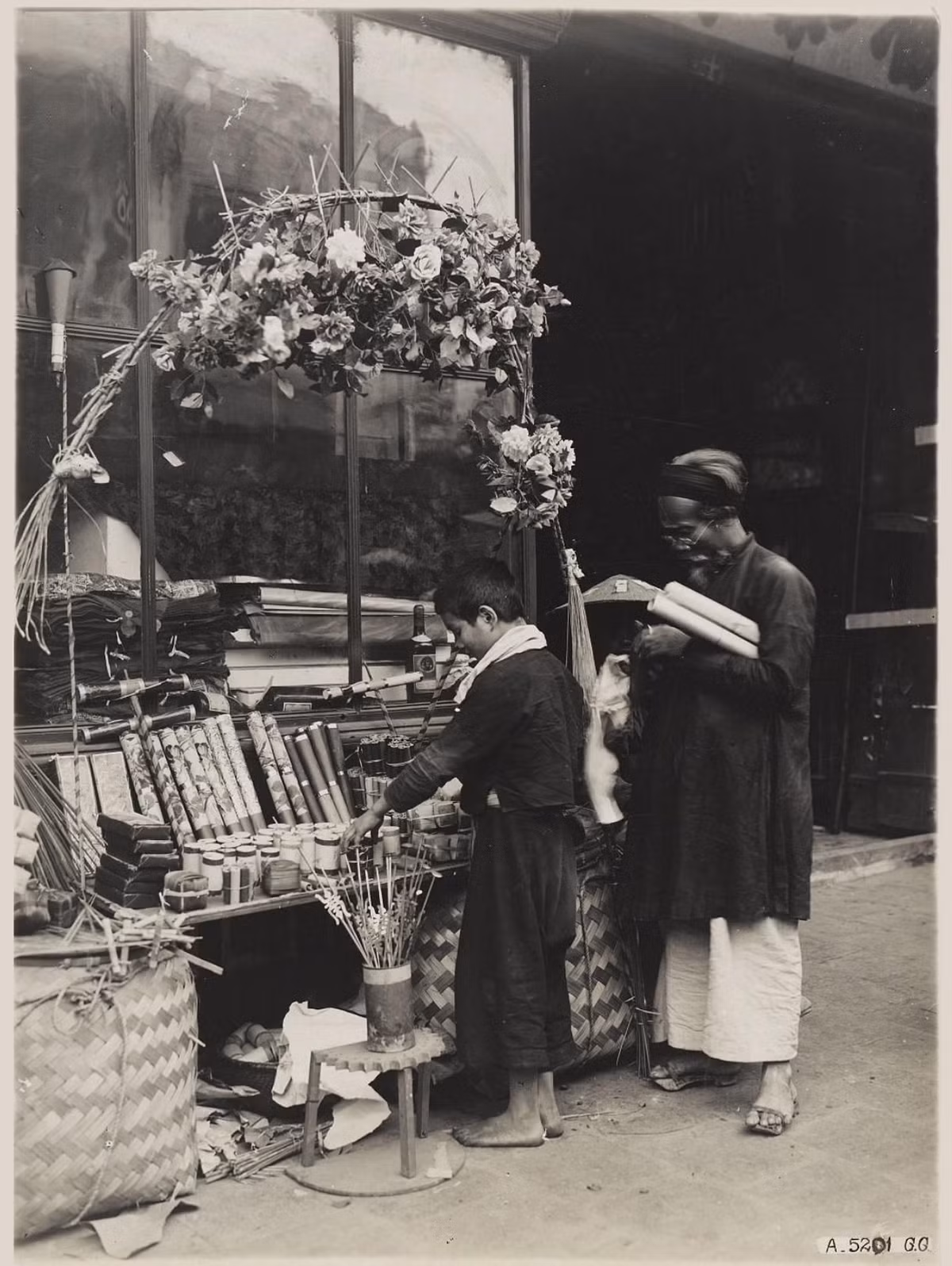 Quầy hàng ngày Tết ở Hà Nội năm 1929. Ảnh: Paris.fr.