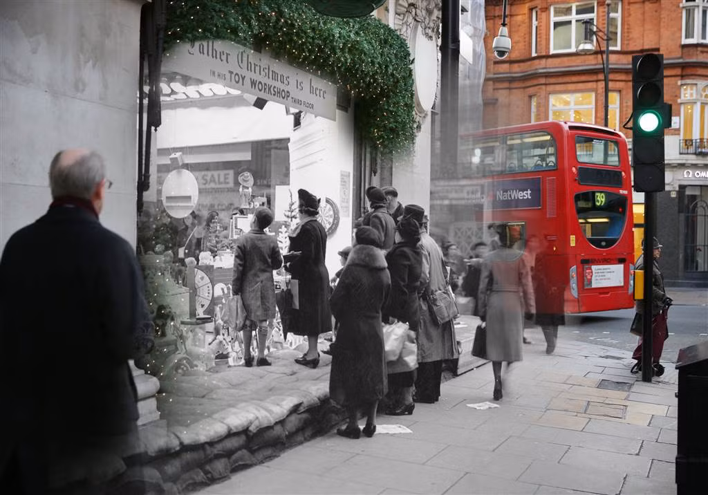 Bao cát được dùng để bảo vệ cửa cửa hàng bách hóa Selfridges ở London vào dịp Giáng sinh đầu tiên của Thế chiến II, ngày 16/12/1939. Ảnh: Vintag.