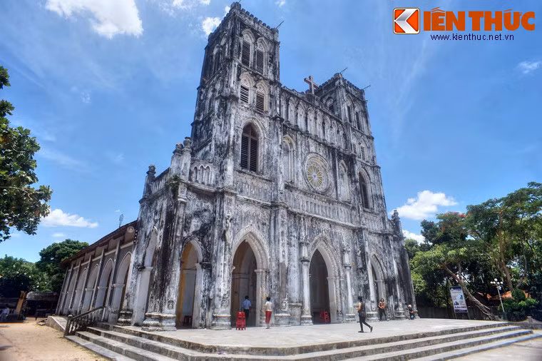 Theo sử sách, nhà thờ được linh mục Joseph de La Cassagne (thường gọi là Cố Xuân) cho khởi công xây dựng vào năm 1892. Phải 15 năm sau công trình mới được khánh thành.