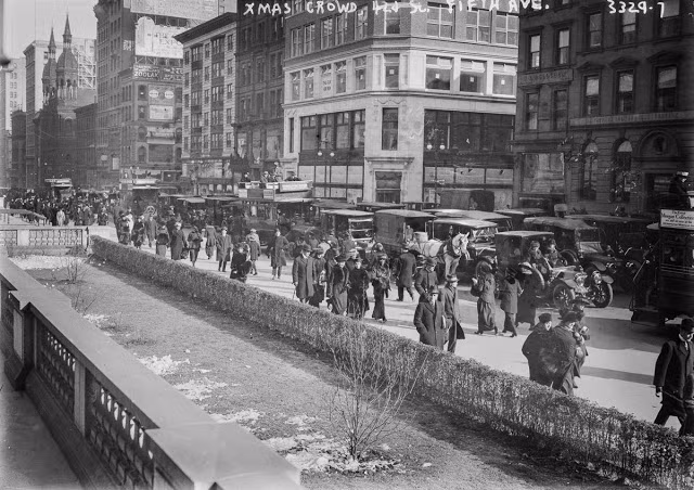Khung cảnh tại Đại lộ số 5 ở New York trong một mùa Giáng sinh thập niên 1910. Ảnh: Vintag.
