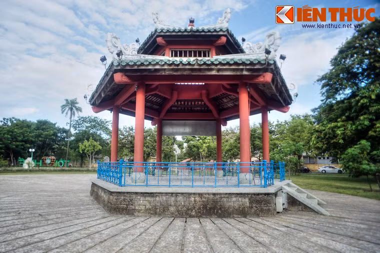 Trong những thập niên đầu thế kỷ 20, nhà kèn Huế từng là nơi biểu diễn của dàn nhạc kèn đồng Tòa Khâm sứ Trung Kỳ ( thành lập năm 1918), sau đó là dàn nhạc kèn của Trần Văn Liêu (1919) và đội lính khố xanh (1920) cùng một số ban nhạc nhẹ.