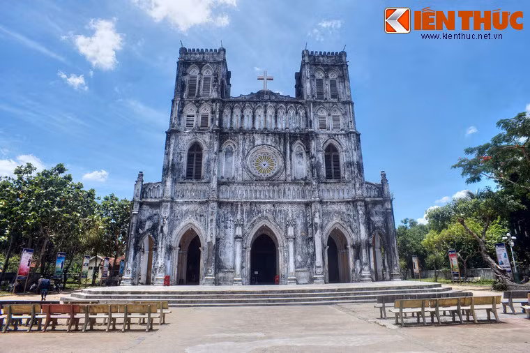 Mặt tiền nhà thờ cổ ở Phú Yên gây ấn tượng với vẻ bề thế, hai bên là hai lầu chuông, chính giữa là thập tự giá.