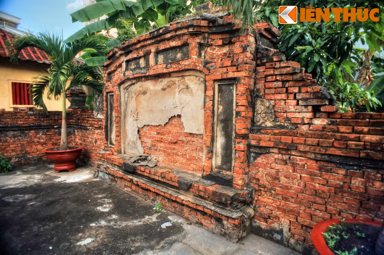 Sau mộ có bình phong hậu kết hợp với tường thành cuối mộ. Chính giữa bình phong đắp nổi phù điêu, nay đã bị bong tróc gần hết.