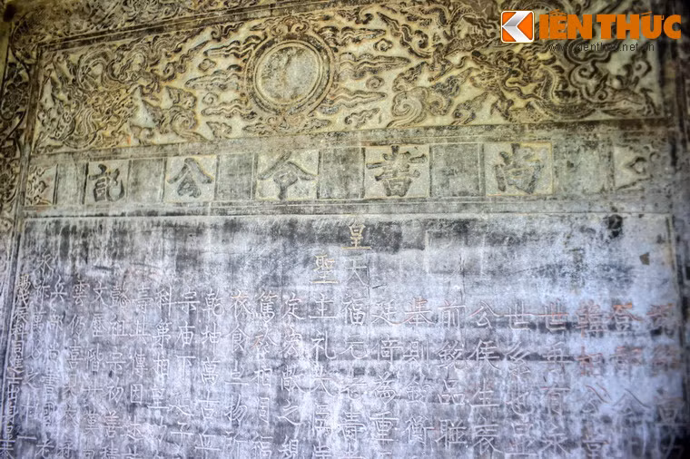 Chữ viết và hoa văn được khắc trên bia rất tinh tế.