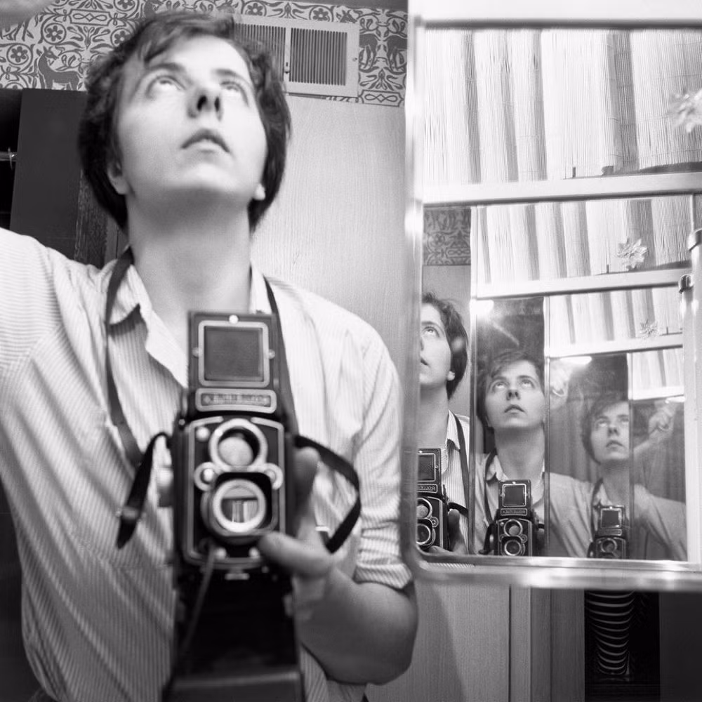 Ảnh tự sướng dùng hiệu ứng gương phản chiếu nhiều lớp của Vivian Maier, 1956. Ảnh: Vintag.