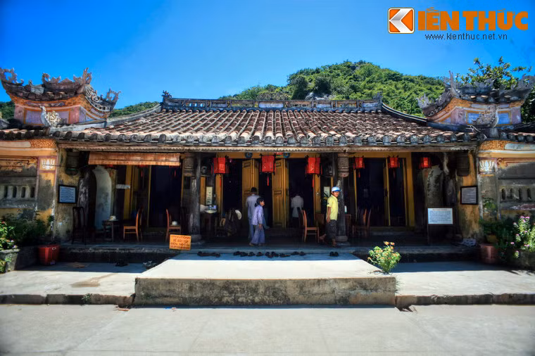 Sau tam quan là chính điện của chùa Hải Tạng. Công trình được xây ba gian hai chái, vẫn giữ được gần như nguyên trạng kết cấu kiến trúc, mỹ thuật sau gần hai thế kỷ được xây dựng.