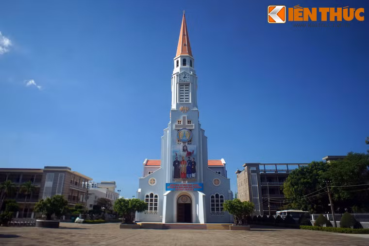 Điểm đặc biệt là nhà thờ có một tháp chuông cao 47,2 với hình dáng hơi giống với đầu của một chiếc bút chì. Đây là lý do người dân địa phương gọi là "nhà thờ nhọn".
