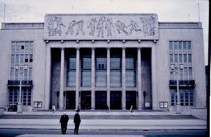 Cung thể thao trên đại lộ Stalin, Đông Berlin. Ảnh: Normann Flickr.