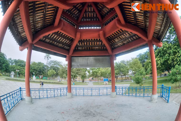 Trong giai đoạn 1954 - 1975, các dàn nhạc kèn đồng không còn biểu diễn tại nhà kèn, nhưng nơi đây vẫn là một không gian văn hóa nghệ thuật công cộng quan trọng của Huế. Đặc biệt, nhiều hoạt động trong phong trào đấu tranh của học sinh, sinh viên Huế đã diễn ra tại nhà kèn.