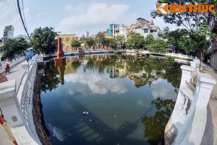 Ngày ngày, khu vực quanh hồ là nơi phục vụ nhu cầu sinh hoạt của người dân như tập thể dục, đi dạo, nghỉ chân... Những tháng ngày khói lửa chỉ còn tồn tại trong hồi ức một số người cao tuổi sống ở Ngọc Hà.
