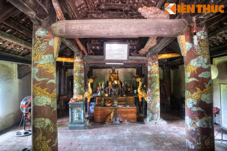 Bên trong đền thờ có bàn thờ Phúc Khê tướng công Nguyễn Văn Nghi.